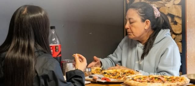 Familia compartiendo pizzas en Al Forno Pizzería, Curicó