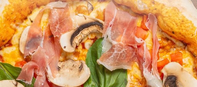 Pizza de Al Forno con jamón serrano, champiñón, tomate y albahaca